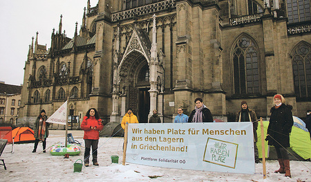Unterstützung: KA-Präsidentin Maria Hasibeder (ganz rechts) besucht das Protestlager vor dem Dom mit Monika Weilguni (zweite von links).   
