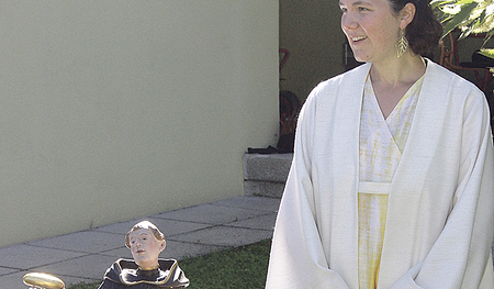 Pastoralassistentin Sarah Gansinger mit Bertholdstatue beim Festgottesdienst in Garsten  