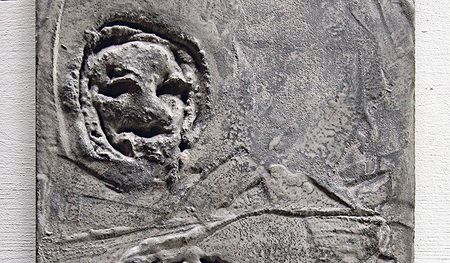 Betonrelief von Bildhauer Sepp Auer