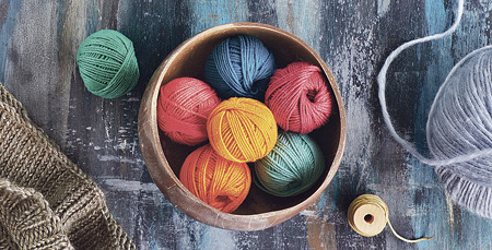 Mischgarne eignen sich besonders für das Stricken von Sommermodellen, da sie Feuchtigkeit nicht an den/die Träger/in abgeben.