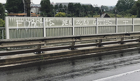 Fragwürdige Aufforderung: „Fürchte den Zorn Gottes“ – ein Graffiti in Leonding.