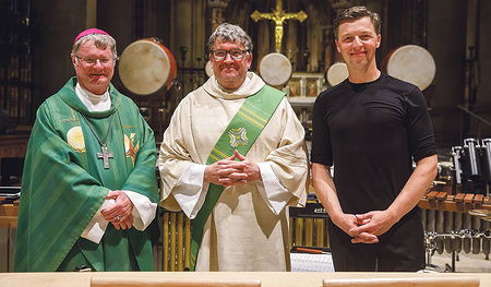 Der neugeweihte Diakon Gerhard Jessl (Mitte) mit Bischof Manfred Scheuer und Martin Grubinger.