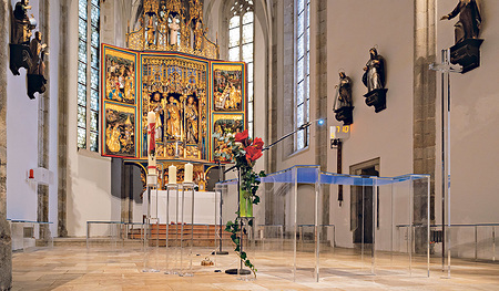 Die transparente Altarraumgestaltung verweist auf die Durchsichtigkeit der Liturgie auf Gott hin und will das Leben offen für Gott machen.  