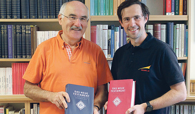 Franz Kogler und sein Nachfolger Reinhard Stiksel vom Bibelwerk Linz haben die Neuausgabe des Neuen Testaments koordiniert.   
