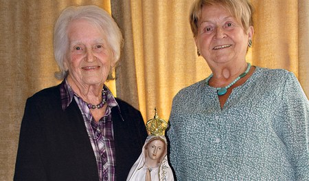 Hannelore Mauracher (links) aus Steyr und Waltraud Hoffinger aus Linz mit der Muttergottes-Statue, die die einstigen „Portugalkinder“ 2004 in Fatima erhielten.  