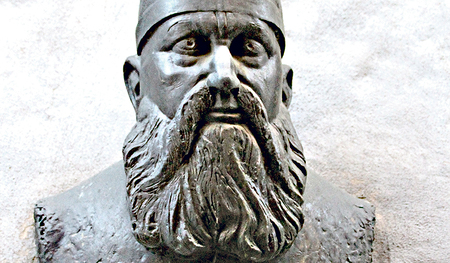 Adam Ries(-e), deutscher Rechenlehrer, Bronzebüste an seinem einstigen Wohnhaus in Erfurt    