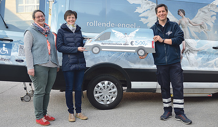 Julia Hochmair und Ulrike Minihuber von der kfb Offenhausen sind mit  Florian Aichhorn vom Verein „Rollende Engel“ im Gespräch. 
