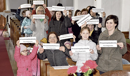 Aus ganz Oberösterreich schickten Frauen Fotos, die sie bei der Arbeit in und für die Kirche zeigen: von Arbing, Hörsching bis Ungenach  