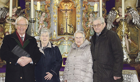 Konsulent Hans Ratzesberger (v. li.) mit seiner Frau Elsa und die Mesnerin Josefa Schießl sowie Georg Schießl, der als Obmann des Seniorenbunds die Kreuz­wegandacht organisiert hatte. 