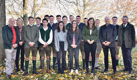 Die Jungjäger/innen mit Lehrkräften, Bezirksjägermeister sowie ihrem Religionslehrer, dem leidenschaftlichen Jäger und Koordinator der Jagdausbildung Josef Nöbauer (links).