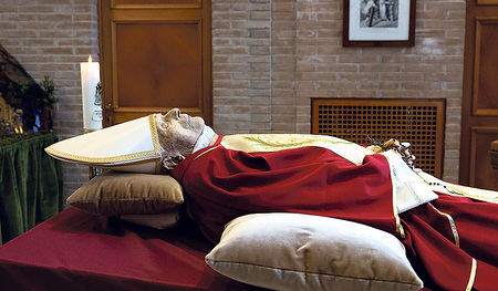 Papst Benedikt XVI. war zunächst im Kloster „Mater Ecclesiae“ aufgebahrt, anschließend zur öffentlichen Verabschiedung im Petersdom.  