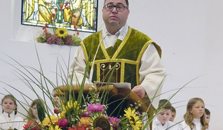 Beim Erntedankfest segnete Pfarrer P. Otto Rothammer OCist den Kirchenraum und dankte allen Helferinnen und Helfern.   