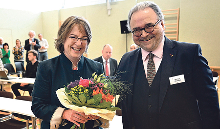 Vorgänger Michael Chalupka gratuliert Cornelia Richter, der ersten Bischöfin an der Spitze der Evangelischen Kirche A.B. in Österreich.   
