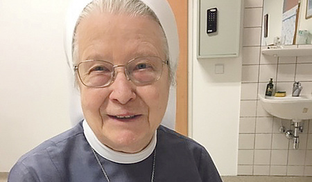 Sr. Walburga Gebeshuber ist Barmherzige Schwester vom hl. Vinzenz von Paul und hat als Krankenschwester im Ordenskrankenhaus in Linz gearbeitet.