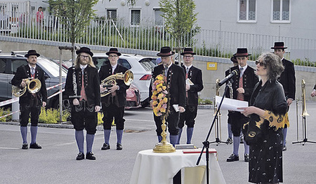 In Freistadt feierte Seelsorgerin Ulli Lengauer vor dem Bezirksaltenheim.