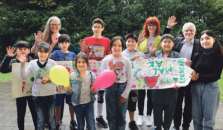 Im Lerncafé Linz: Franz Kehrer, Direktor Caritas OÖ (2. v. re.), und Michaela Lehofer (hinten links), Leiterin der Lerncafés in OÖ   