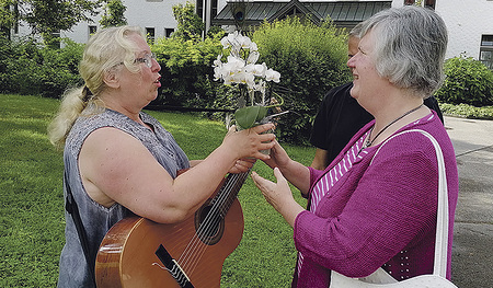 Blinden-Pastoralleiterin Monika Aufreiter (rechts) gratulierte Ingrid Penner zum 60. Geburtstag, den sie während der Kurswoche feierte, und dankte für die langjährige Kursbegleitung. 
