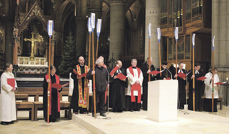 Die Gottesdienstleiter/innen trugen beim Einzug in den Mariendom Ruder und machten so das biblische Leitwort der Weltgebetswoche sichtbar. 