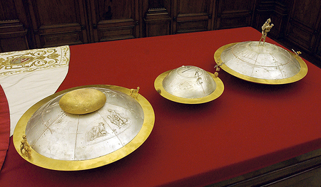 Wahlurnen für die Papstwahl. 