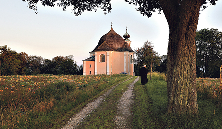 Zwei Stationen der gemeinsamen Wanderung:  die Kalvarienbergkirche und die Maria-Hilf-Kapelle  