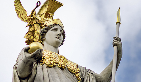 Mit Klugheit (dargestellt durch Pallas Athene) und Recht (Justitia) muss Bundespräsident Alexander Van der Bellen einen Weg suchen und finden.   
