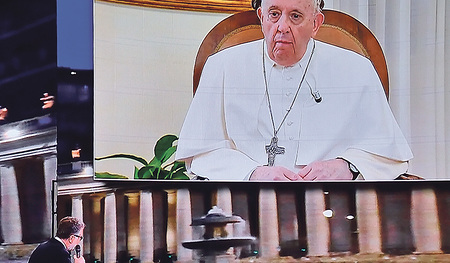 Der Papst in der Talkshow.