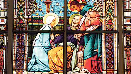 Auch das ist ein Bild der Heiligen Familie: Das Werndl-Fenster in der Stadtpfarrkirche Steyr zeigt den Tod des heiligen Josef. Maria und Jesus stehen an seiner Seite. 