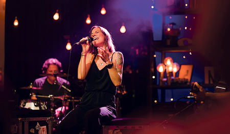 Miteinander Musik machen heißt auch sich aufeinander einlassen und zuhören, sagt Christina Stürmer. Am 25. Juli hat sie ihr Heimspiel in ihrer Geburtsstadt Linz. 