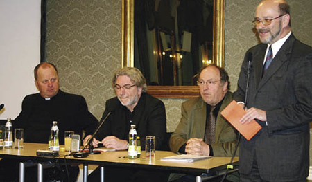 Streitforum 'Welche Priester braucht das Land? Hierarchen, Manager, Seelsorger ...', eine Veranstaltung von Forum St. Severin, O? Journalistenforum, Katholische Hochschuljugend, O?. Presseclub. Diskussion in den Redoutens?len zwischen Pfarrer Dr. Ger