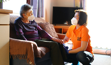 Susanne Stockinger aus Frankenburg sorgt als Diplomierte Gesundheits- und Krankenpflegerin bei den Mobilen Pflegediensten der Caritas nicht nur für das gesundheitliche Wohlergehen der Menschen.  Damit das so bleibt, braucht sie mehr Kolleg/innen.