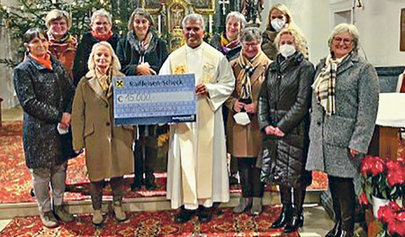 Die kfb St. Martin übergibt ihre großzügige Spende.
