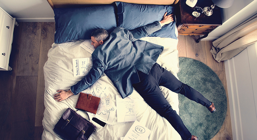 Menschen mit Burnout sind seelisch und körperlich erschöpft und ziehen sich oft zurück oder sind gereizt.  