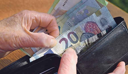 Es gibt viele Gründe, warum Frauen von Altersarmut häufiger betroffen sind als Männer.   