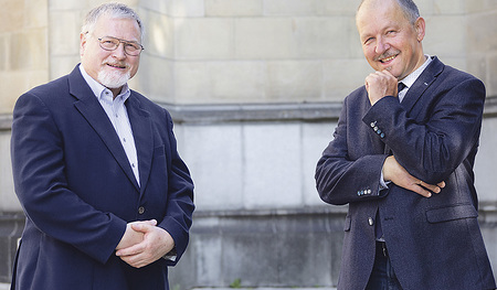 Der scheidende Familienseelsorger Franz Harant (links) wünscht seinem Nachfolger Josef Lugmayr alles Gute, viel Kraft und Segen.