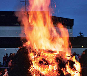 Sonnwendfeuer in Linz-St. AntoniusFeuer, Feier, Menschen, Holz, Reisig, Unterhaltung, Brauchtum, Kirche, Flammen, Feuerwehr, Funkenflug, Funken, Jugend, Sonnenwende, ArbeitFranz Maria Glaser, Einfaltstra?e 7, 4020 LinzBLZ 49460 SpardabankKontonu