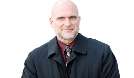 Die Kunstwerke von Timothy Schmalz transportieren soziale Botschaften. „Kunst kann Aufmerksamkeit auf Themen lenken”, ist der Bildhauer überzeugt. „Ich denke, diese Themen muss man in Kunstwerken aufgreifen.“