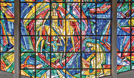 Die berühmte Mantelteilung auf einem Glasfenster in der Pfarrkirche Traun-St. Martin   