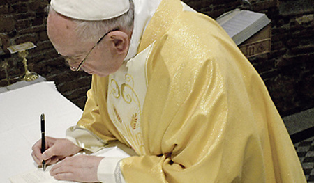 Papst Franziskus unterschrieb den nun veröffentlichten Text zum Thema Jugend bereits Ende März in Loreto.  