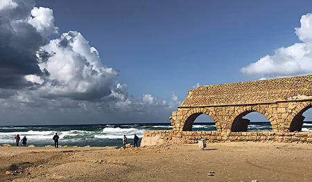 Hohe Wellen und stürmisches Meer, orkanartige Windböen und tiefschwarze Wolken, die jederzeit einen Regenguss erwarten lassen: Das Wetter bei Caesarea am Meer ist ein sprechendes Bild für die Situation der Kirche.