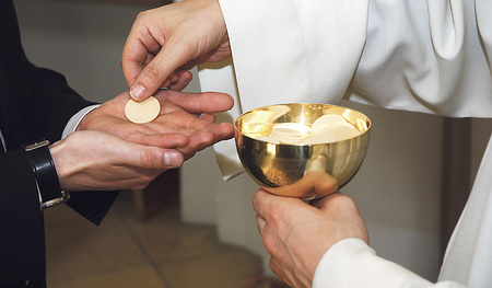 Die Diözesanleitung empfiehlt die Handkommunion.