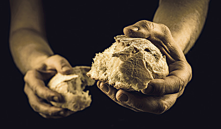 Teilbar: Das Brot. Die Zeit. Geld. Zuwendung. Erfahrung. Wissen. Trauer, Freude.      