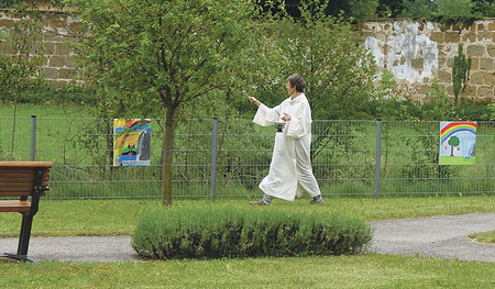 Pastoralassistentin Elfriede Neugschwandtner segnete die Bilder der Firmlinge.   