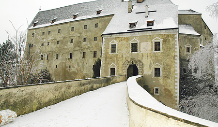 In die Burg Altpernstein kehrt wieder Leben zurück.  