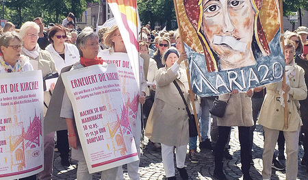 Verstärkt treten Frauen für ein Ja zur Weihe von Diakoninnen und Priesterinnen ein, wie hier im deutschen Münster.  