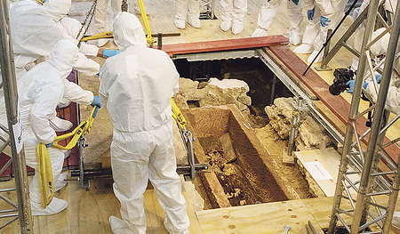 In der Mainzer Johanniskirche wurde ein Sarkophag geöffnet, der Rätsel über die Identität des Bestatteten aufgibt.  