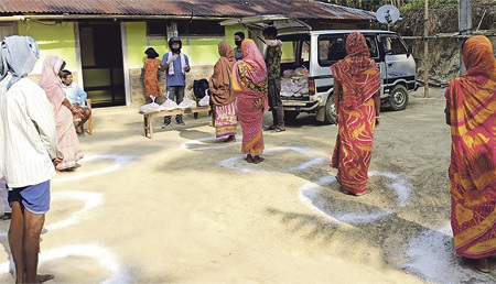 In den Dörfern Indiens werden Lebensmittel verteilt – unter Einhaltung von Distanz in Zeiten von Corona.  