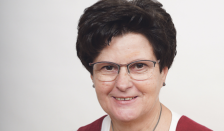 Ernestine Schmiedleitner ist Werklehrerin, Konsulentin für Volksbildung und Heimatpflege, Bezirksobfrau der Goldhaubengemeinschaft Unteres Innviertel, Ortsobfrau der Goldhaubengruppe Diersbach.