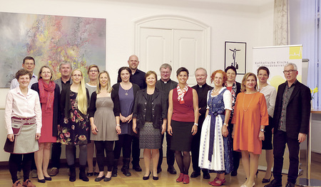 Die Absolventinnen und Absolventen des Lehrgangs mit Bischof Manfred Scheuer (Mitte), Generalvikar Severin Lederhilger (6. v. r.) und Dagmar Hörmandinger-Chusin (3. v. r.) bei der Feier im Bischofshof