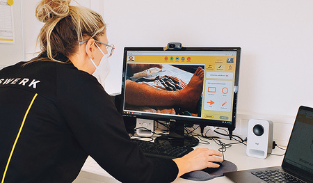 In der Pflege und Betreuung können digitale Technologien den Arbeitsalltag bereichern, wie das Projekt „Care about Care“ an der WU Wien zeigt.