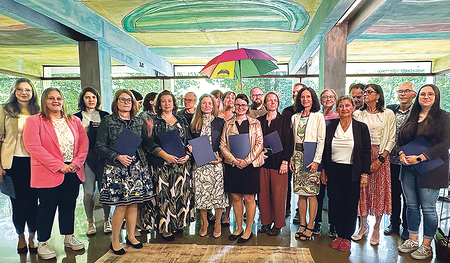 Sie werden die Themen Nähe, Distanz, Gewalt und Achtsamkeit mit dem Kirchenpersonal durcharbeiten: neu zertifizierte Gewaltpräventionsexpertinnen und -experten.